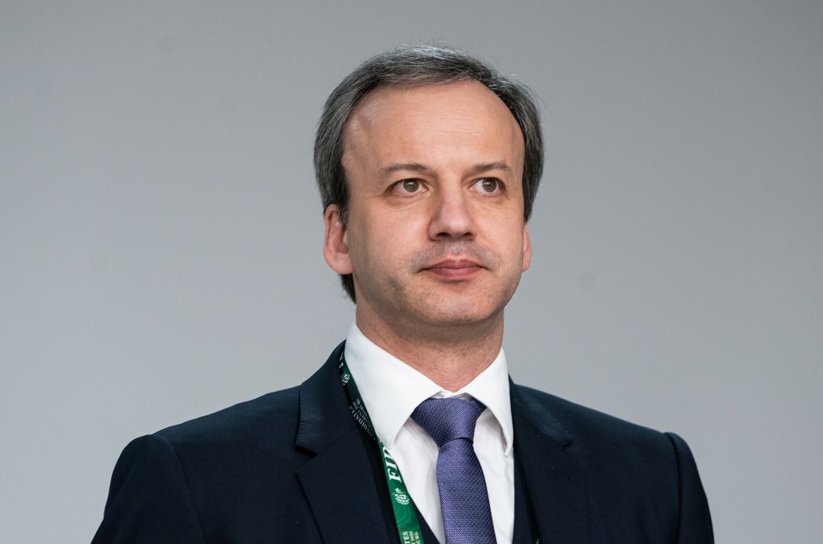 Аркадий Дворкович - президент международной  федерации с 3 октября 2018 года. Ссылка на источник https://goo.su/6BRE