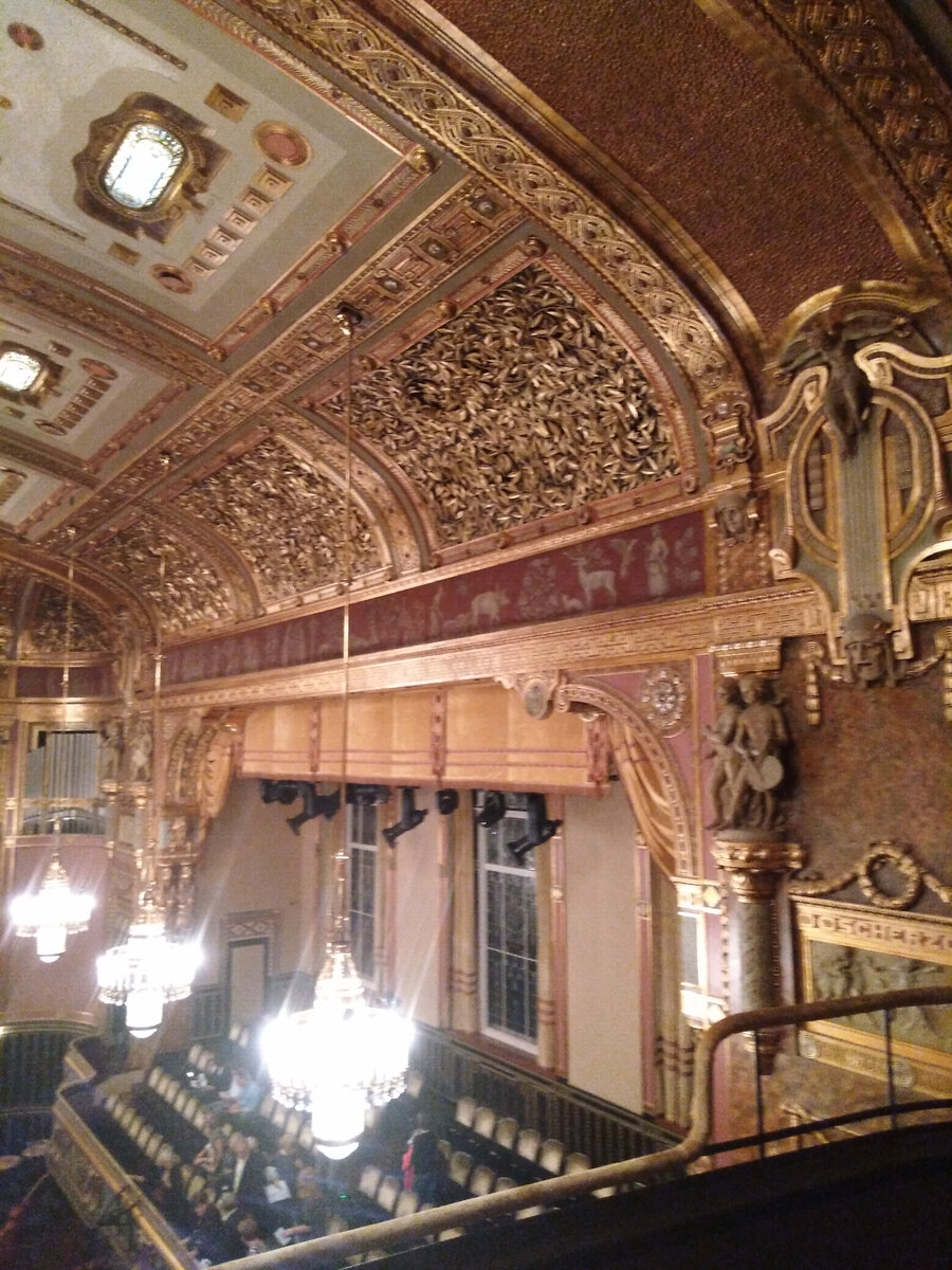 Все золотое. Красивое