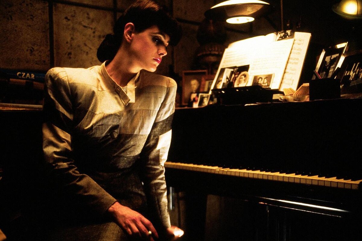 shot from "Blade Runner"/1982/Ridley Scott/keywordsbasket.com