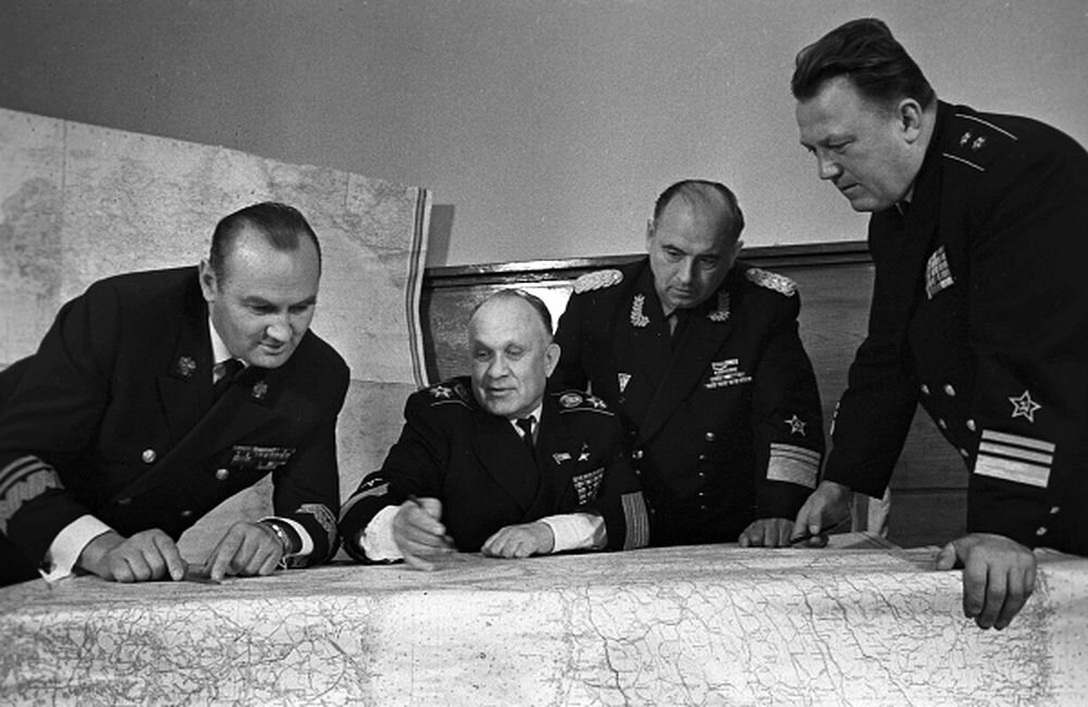 1968, 9 июля - Начались крупные командно-штабные учения «Север-68», в которых приняли участие Северный и Балтийский флоты, а также штабы ВМФ ГДР и ПНР. На фото: Главнокомандующий Военно-Морским Флотом СССР адмирал флота Сергей Георгиевич Горшков (второй слева), его заместитель -  командующий ВМФ ПНР вице-адмирал Здислав Студзинский (слева), командующий Народным ВМФ ГДР вице-адмирал Вилли Эмм (второй справа) и командующий Балтийским флотом вице-адмирал Владимир Михайлин (справа). (Источник: 	РИА Новости).