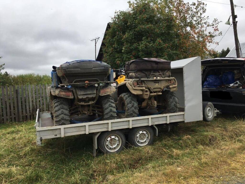 
Старт из поселка прошел быстро и мы доехав по пыльной грунтовке до пос.Северный свернули в леса и пошли по нормального качества старой лесной дороге. Погода была отличная , светило солнце и было по уральскому-августовскому не жарко, самое то для работы техники. Местные нам сказали , что вода в реках упала , так как дождей не  было более месяца. Доехав до брода через р. Вижай это явно стало видно, воды совсем нет. На галечном острове пообедали и двинули далее.