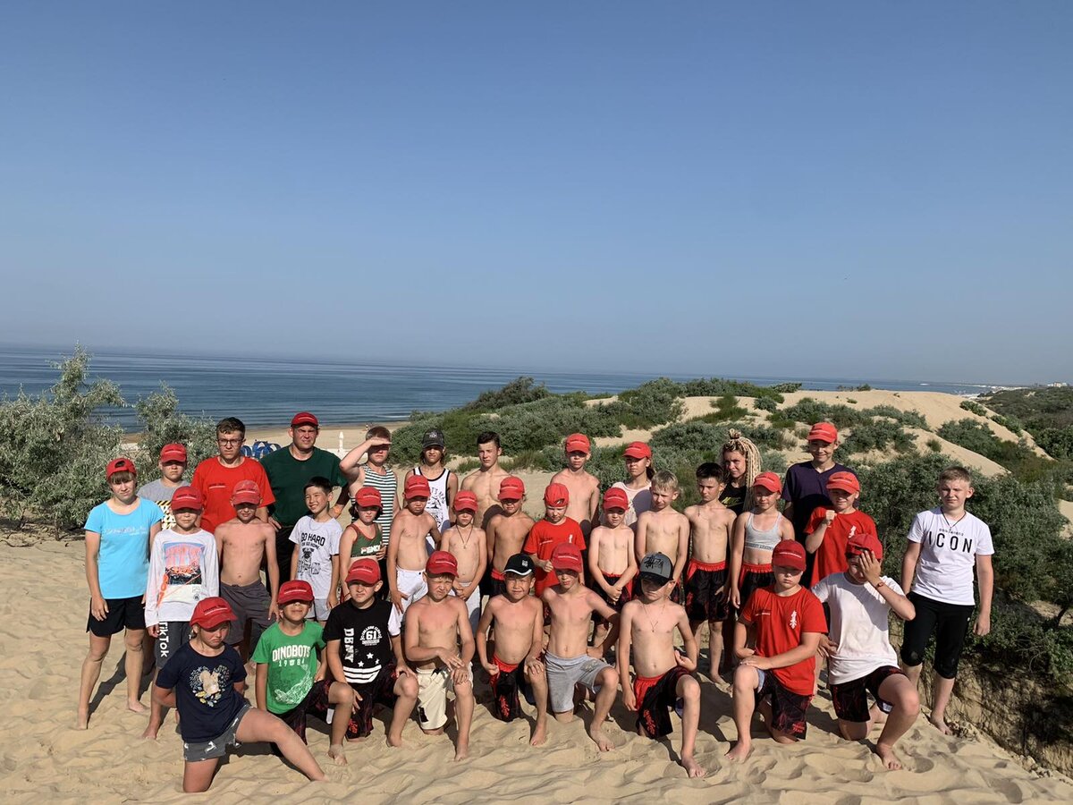 Команда на утренней разминке!