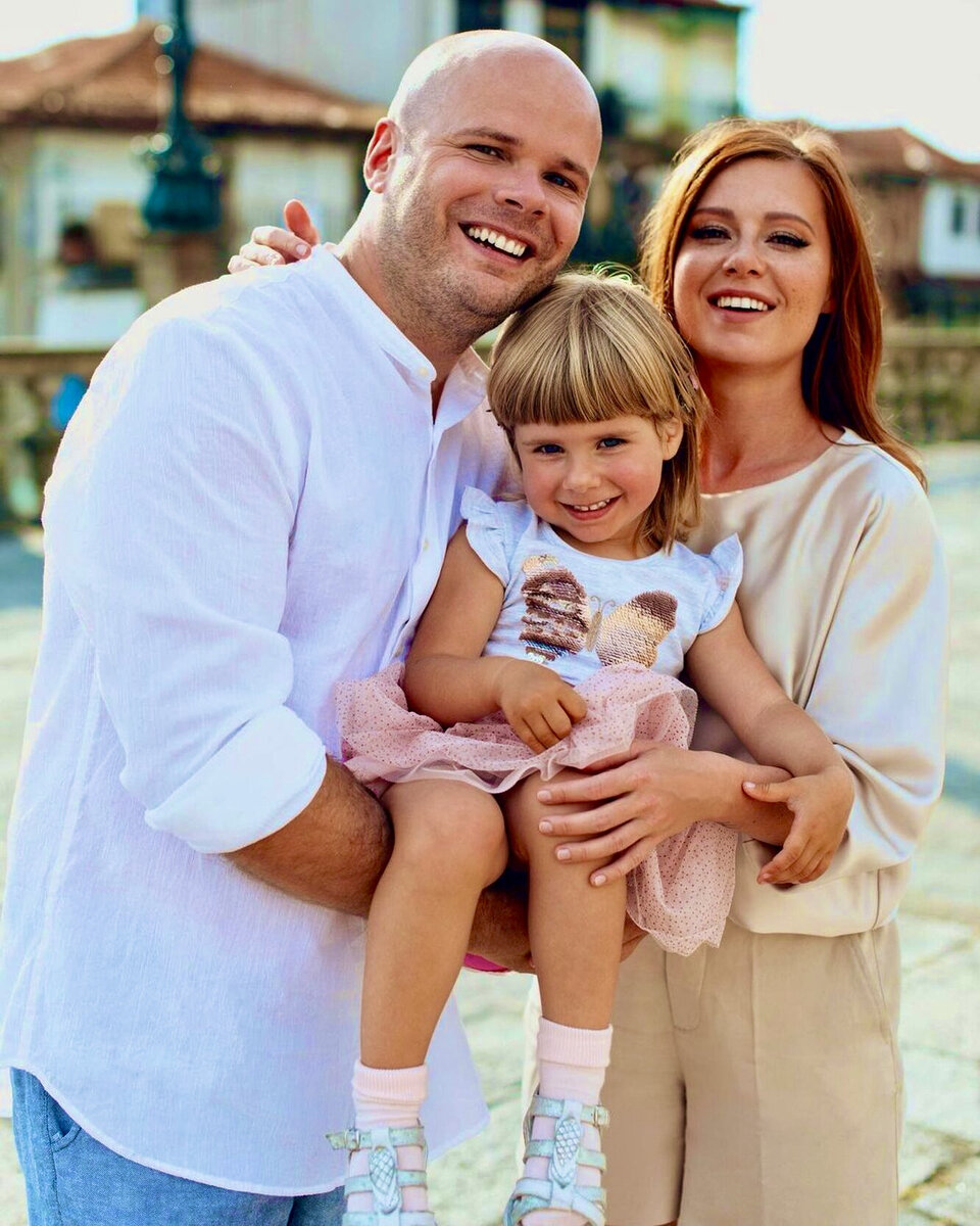 Юлия Савичева с мужем и дочкой, фото: cosmo.ru