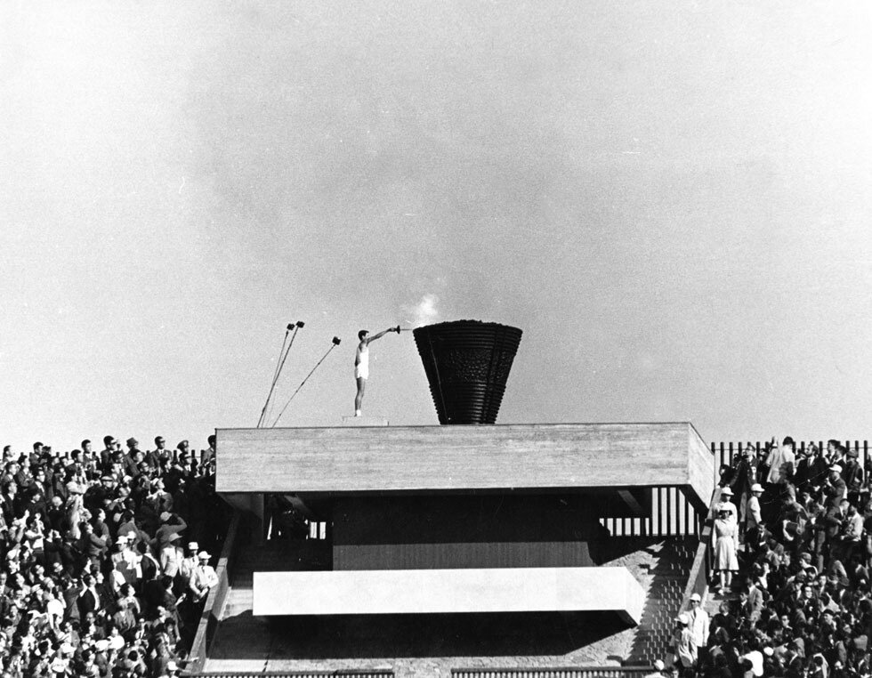 Ёсинори Сакаи зажигает олимпийскую чашу на открытии Олимпиады 1964 года в Токио
