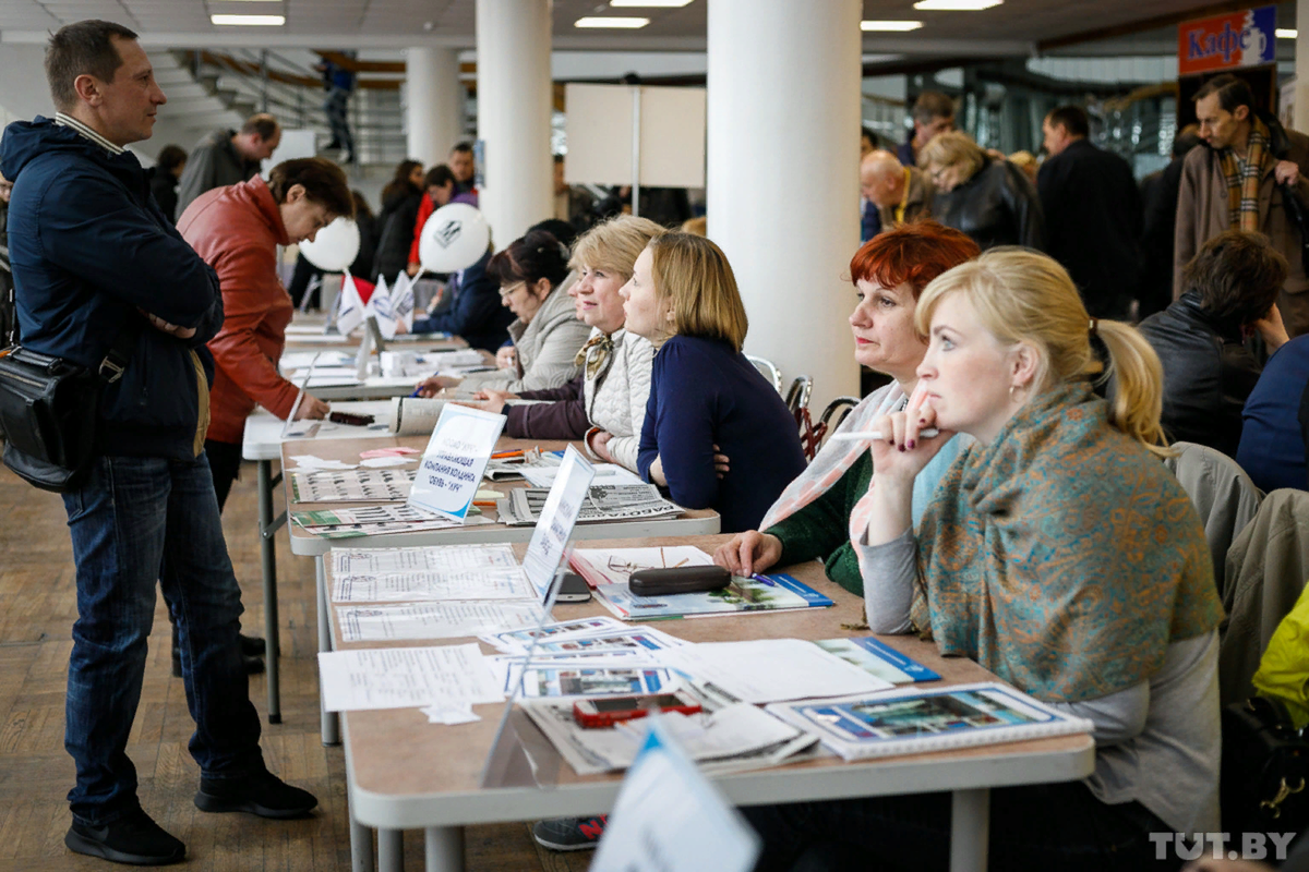 Markets yes. Очередь безработных. Безработица картинки. Рынок вакансий. Фото безработного человека.