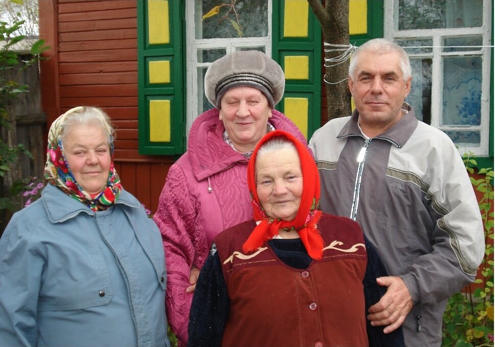 2013 год, Соловьёвка, Кузюкова (Клепчинова) Анастасия Михайловна (в красном платке) с сыном.