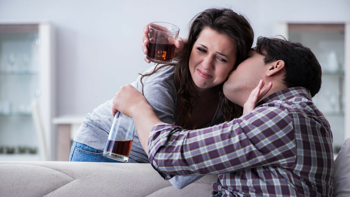 Вот так тривиально: обезопасить детей от пьющего папаши, обезопасить от его пристрастия свои финансы - и после этого уже поддерживать молитвой, поиском врачей, помощью во время лечения. Но не стирая его испачканную в пьяном угаре одежду, не исправляя и не оплачивая его косяки, не ложась с ним после этих косяков в постель, не рискуя здоровьем и психикой детей. Фото с просторов Яндекса.