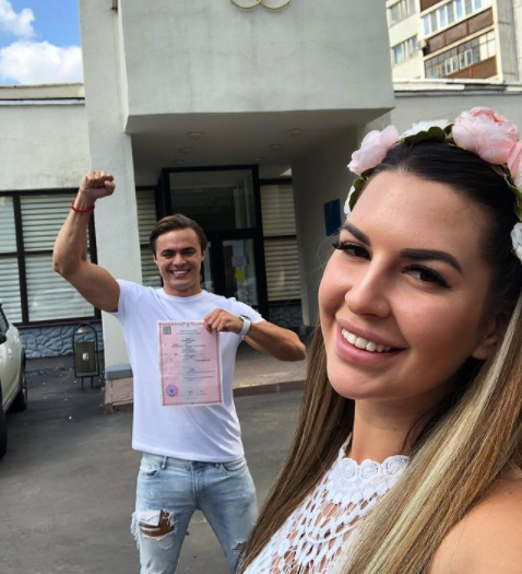 Источник фото: https://www.instagram.com/aleksey_kupin/ Алексей давно ищет чем заняться, но не может определиться в какой сфере он хочет работать. По образованию он может работать тренером, поскольку закончил институт физической культуры. Но как мы понимаем, этим он заниматься не желает. Кроме этого она окончил курсы массажа и может предоставлять данные услуги. Более того она даже купил массажный стол, но его первым и пока единственным клиентом является жена – Майя Донцова.