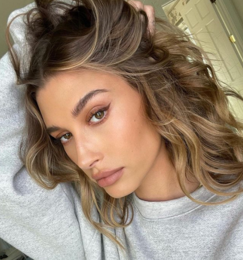 Бисквитная брюнетка - самый модный цвет волос осень/зима 2021