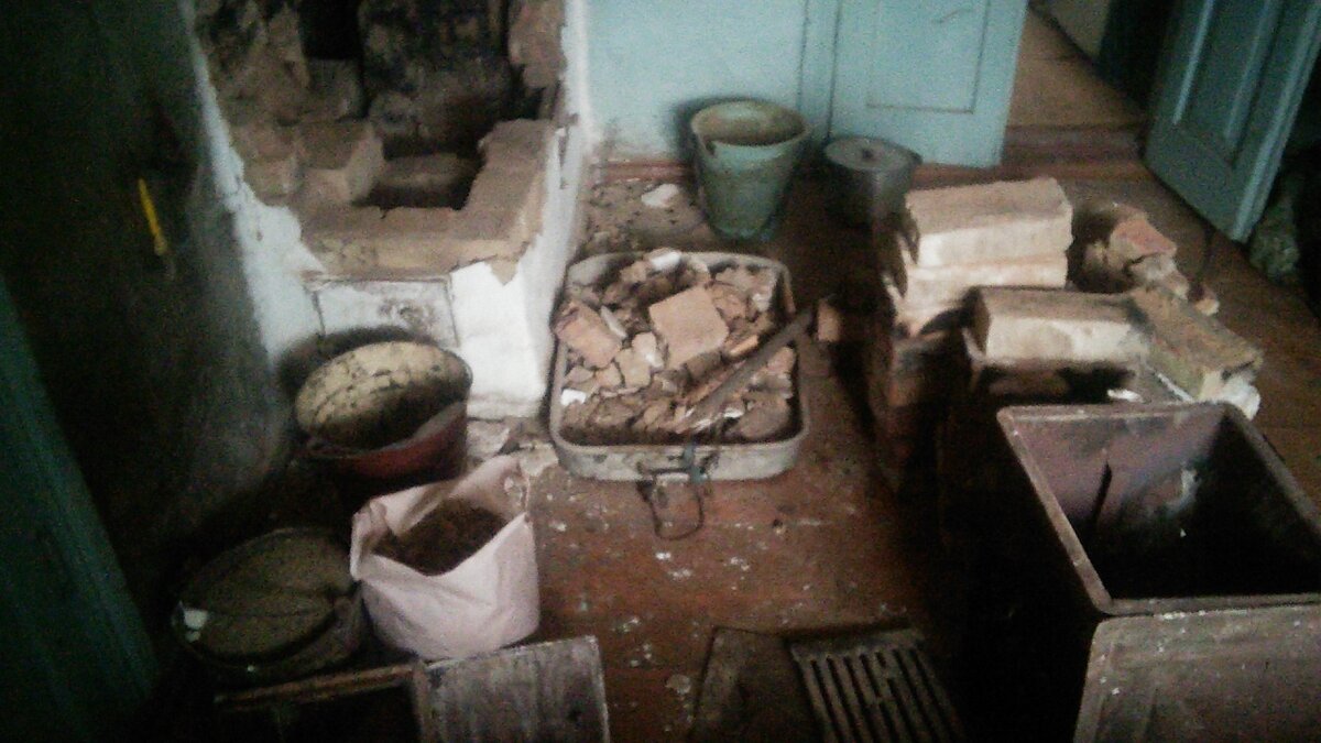 Печь разобрана до уровня поддувальной камеры. Обмазка старой печи лежит в корыте и будет использована повторно.