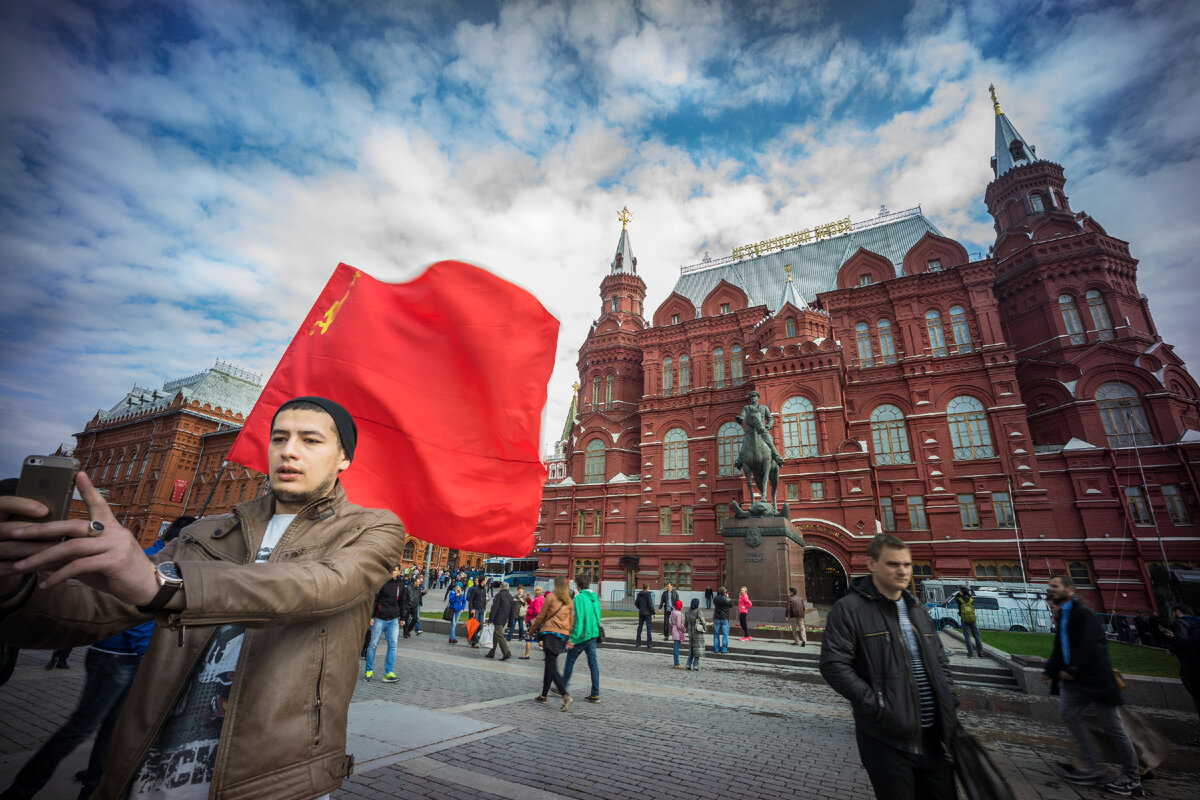 Red tut. Селфи на красной площади. Красная площадь Новосибирск.