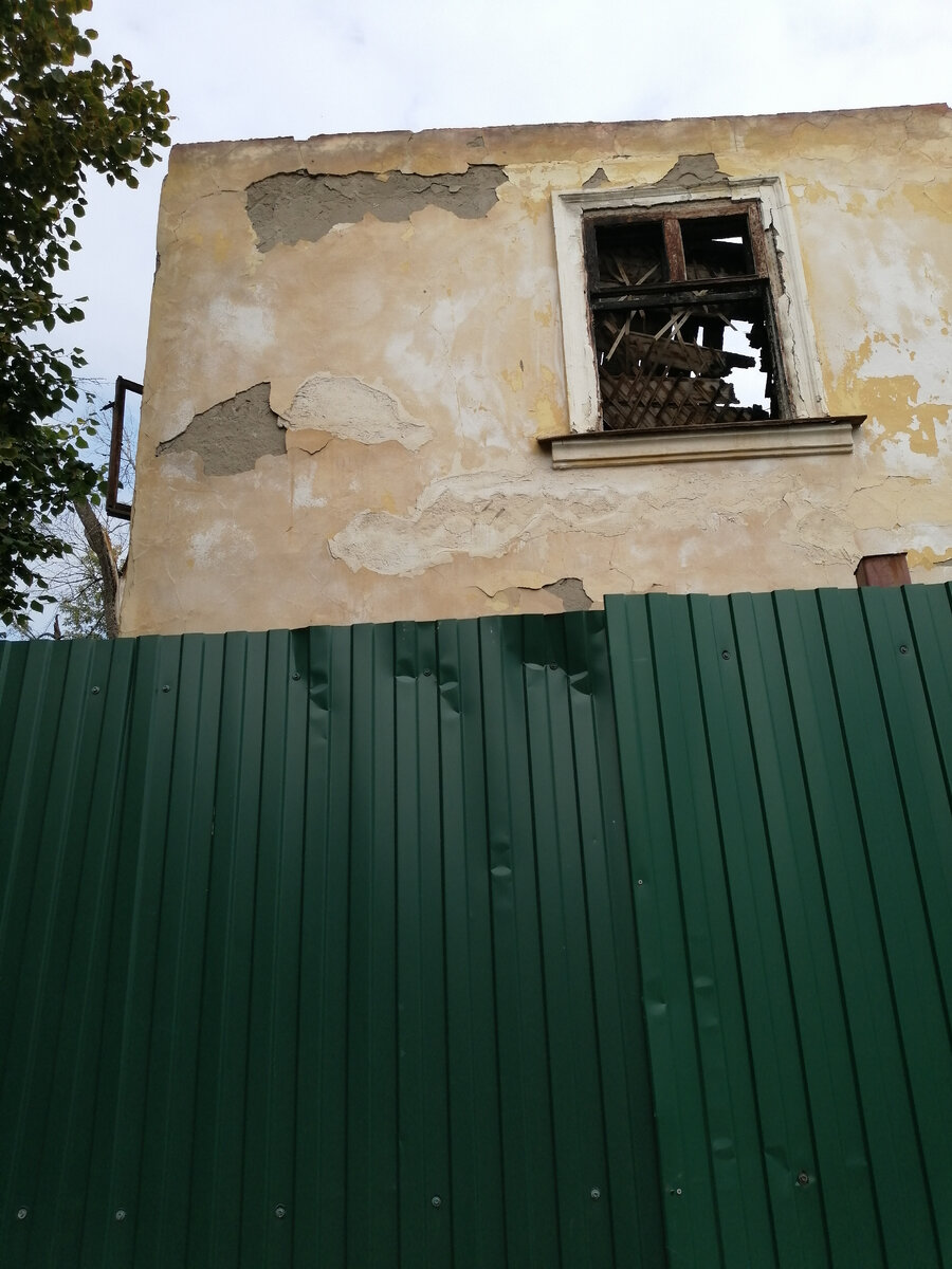 Окно встречает прохожих.