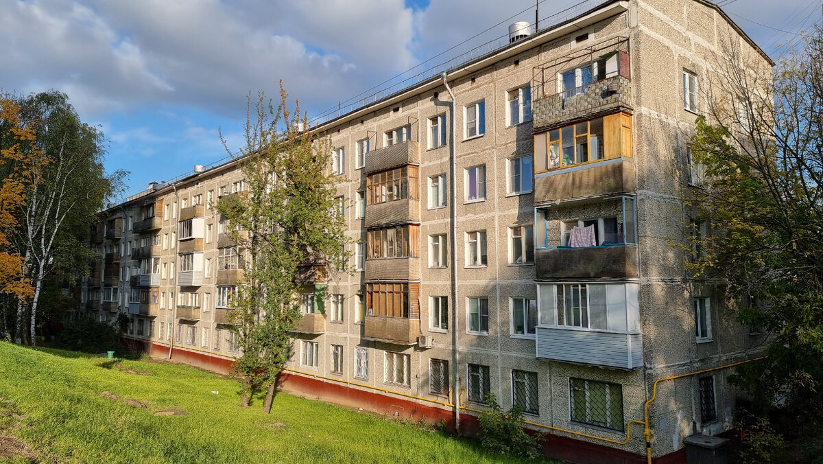 Дом по реновации в Москве накренился и напоминает 