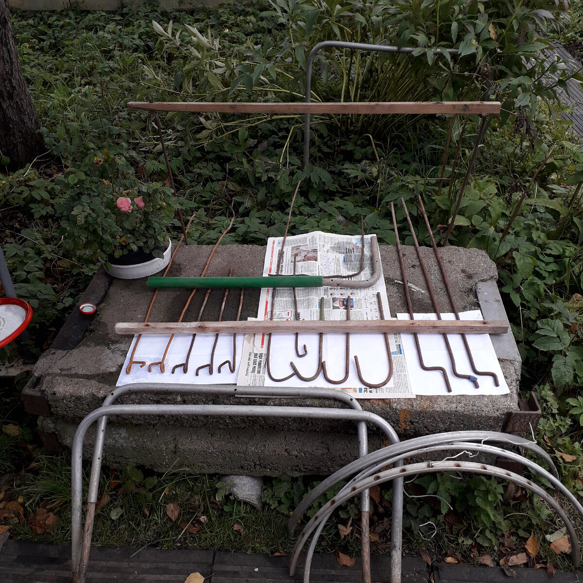 Фото автора. На газете образцы приспособлений из проволоки 