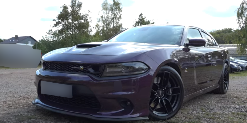 Дизайн передней и левой части кузова у Dodge Charger 2020 года.