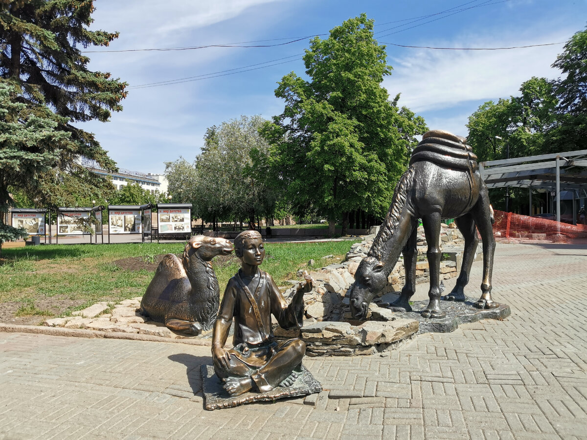 Памятник верблюдам