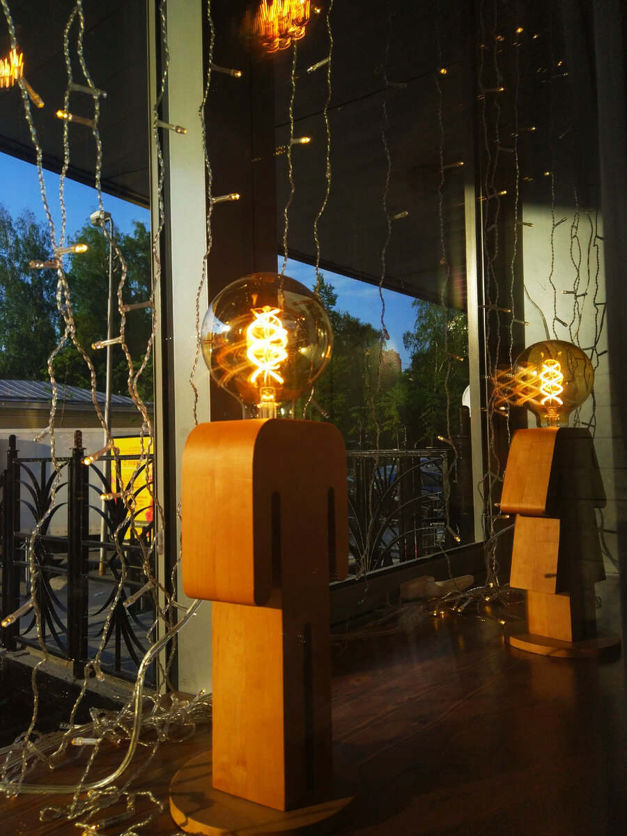 Светильники на фото иллюстрируют мою миссию: я вношу ясность в размышления собеседников.