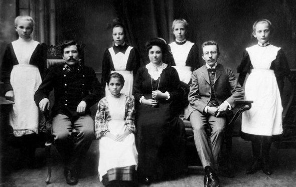 Антон Макаренко с педагогами и учащимися Крюковского железнодорожного училища. 1910–1911 годы. Фото: makarenko.edu.ru