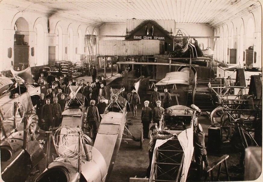 Механики и солдаты авиароты за работой в сборочной мастерской. Псков 
