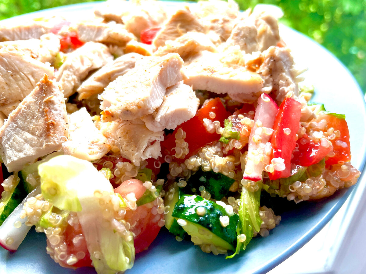 Салат из киноа: 40 гр крупы, 150 гр куриной грудки , 150 гр овощей 