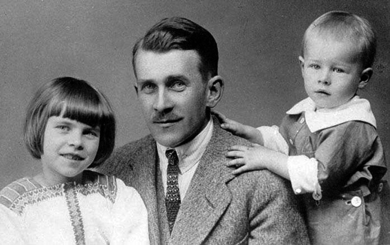 Туве Янссон с отцом и братом (фотография из открытого источника)