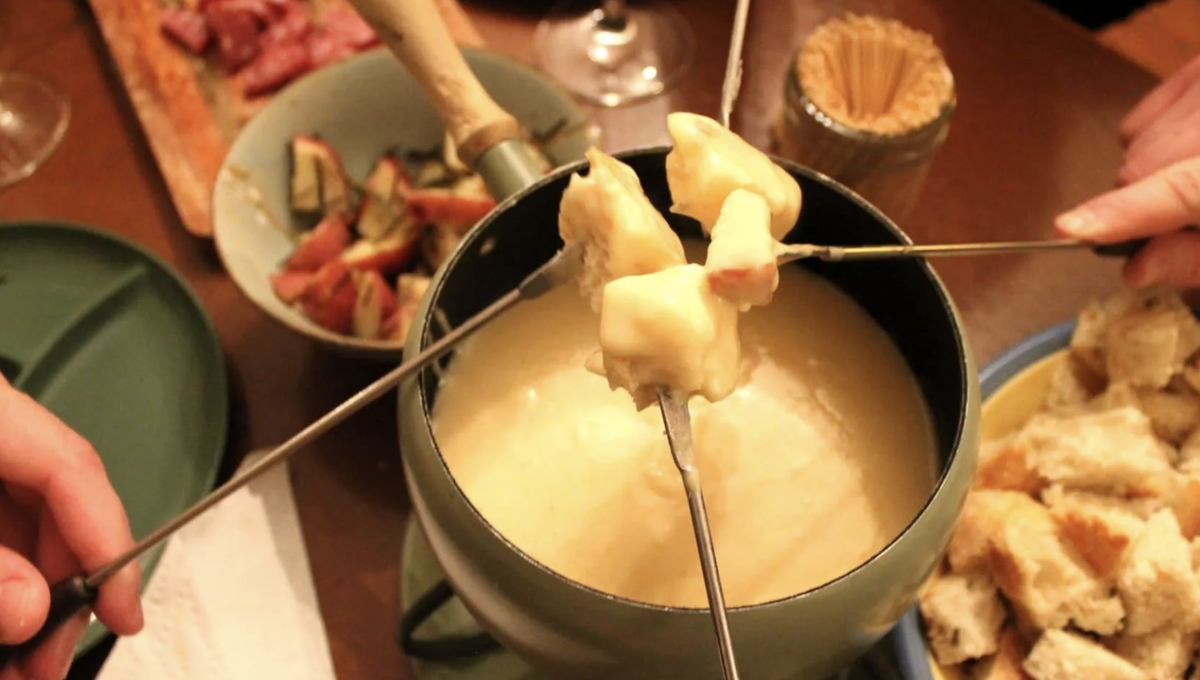 Как приготовить сырное фондю: рецепт от Андрея Величко