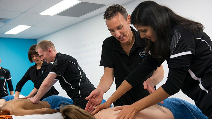 Как правильно делать массаж спины — подготовка и техника выполнения классического массажа