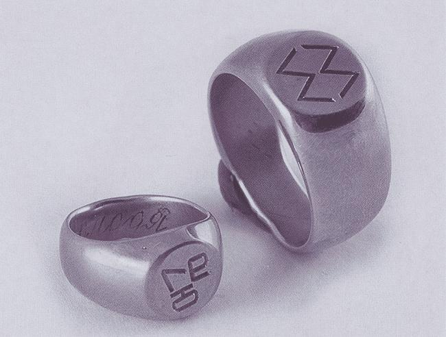 Кольцо Лили Брик , при вращении которого складывается слово "люблю"