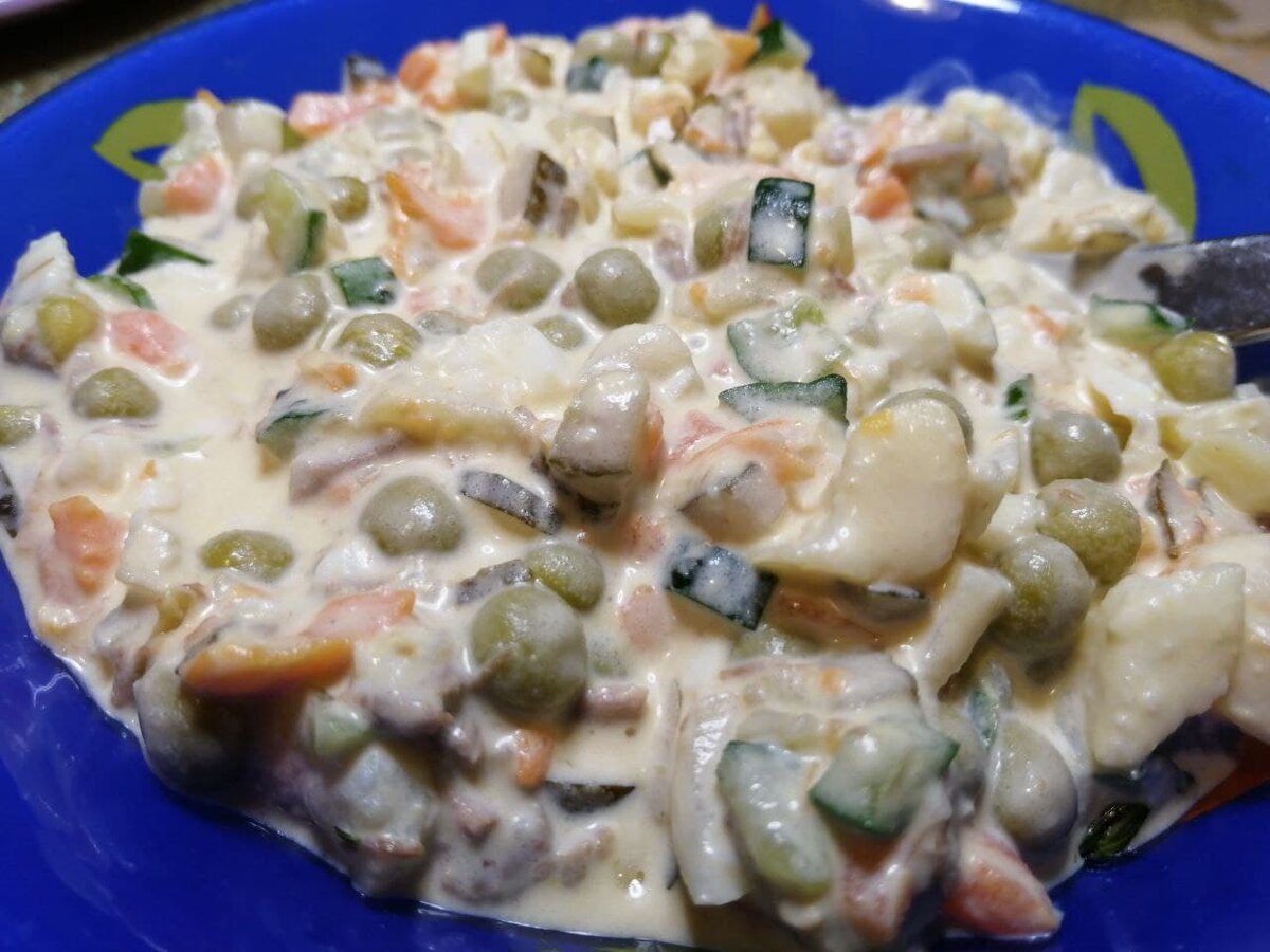 остатки оливье. Фото Светы Давыдовой