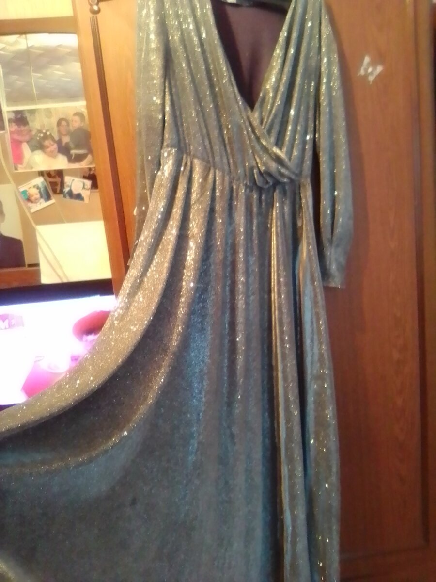 Это платья я покупала на новый год. Платье очень красивая .Ну качество конечно не плохое ,но очень сыпятся блёстки.