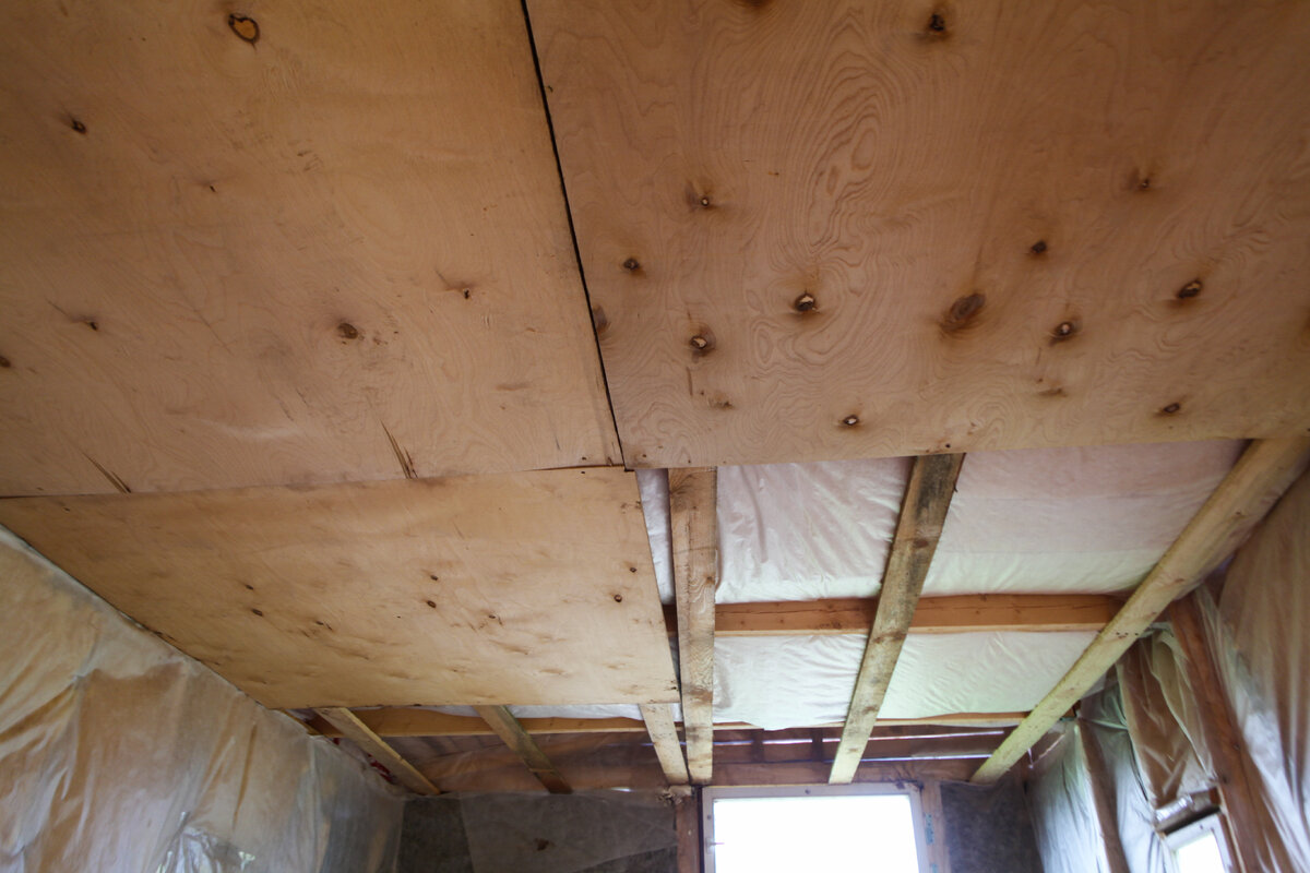 Самое сложное - прикручивать фанеру к потолку в одиночку