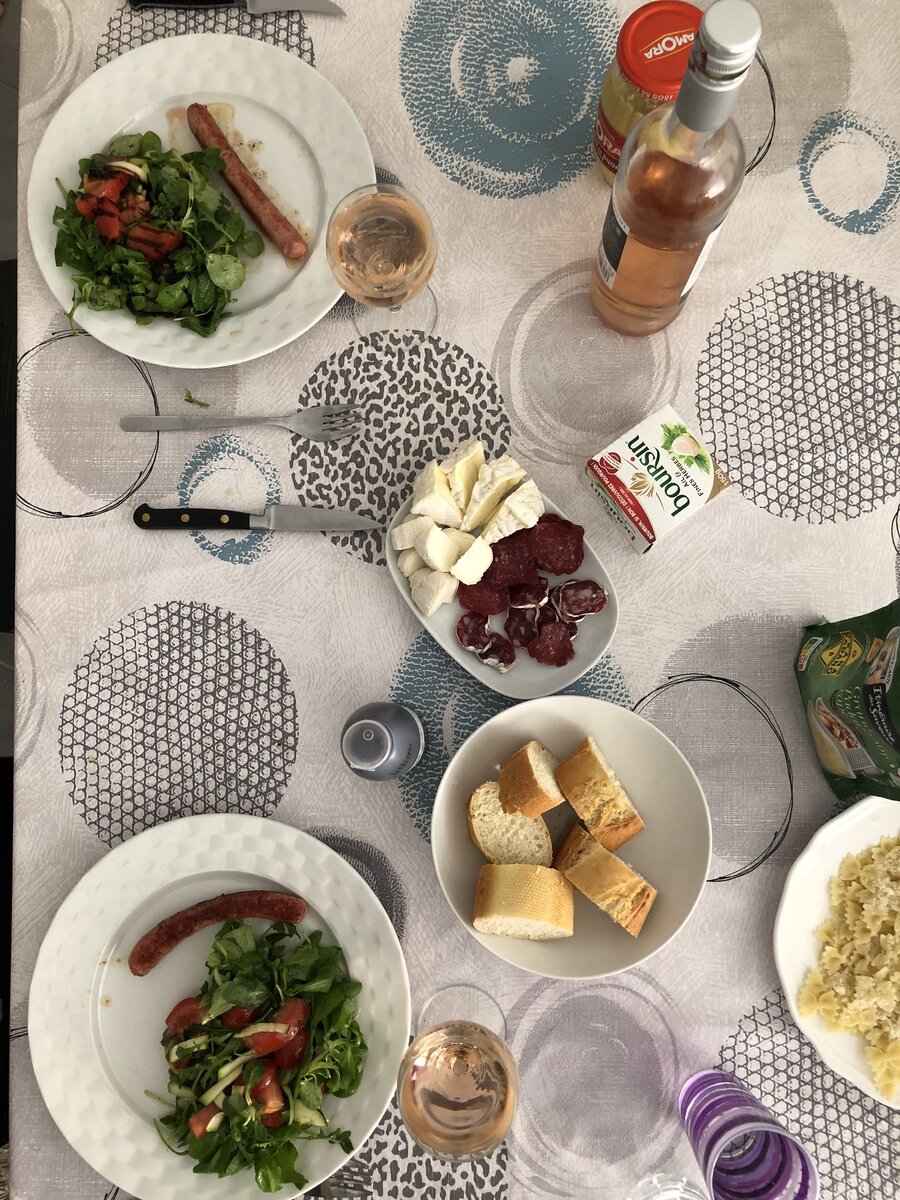 Типичный французский обед: бутылка вина, багет, сыр, колбаса, салат и мясо. У нас тут вместо мяса сосиска) Потому что это был обнд по-быстрому;)