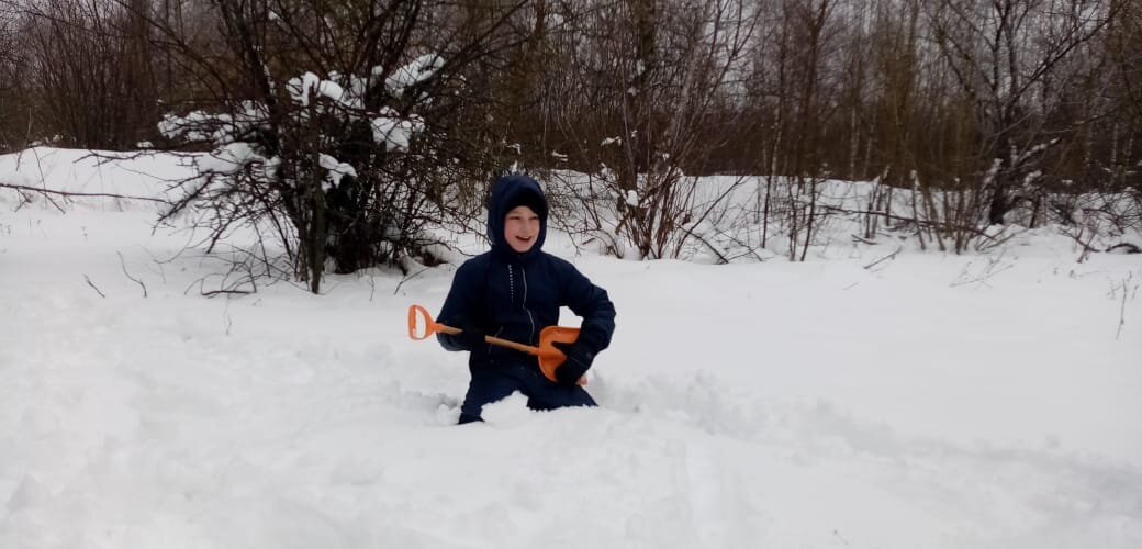 Я играю на лопате у прохожих на виду!