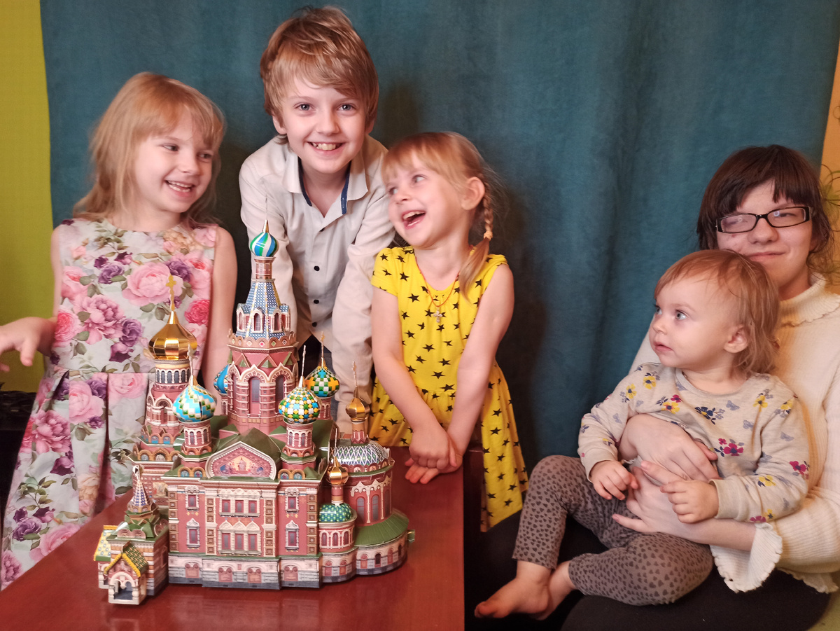 Все пришли посмотреть нашу поделку