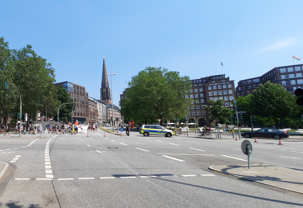 Полиция в Гамбурге во время демонстрации "экоактивистов" - у них всегда есть дела поважнее, чем нарушение ваших прав