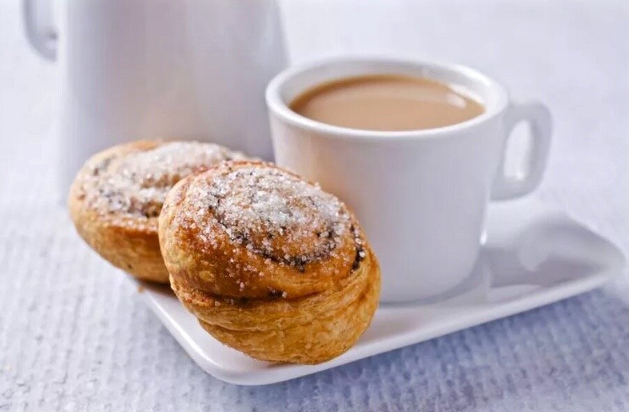 Кофе с булочкой