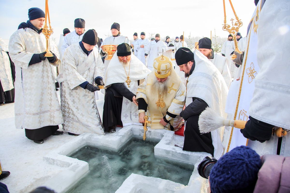 Освящение воды в крещенской проруби. Россия. Фотография из свободного доступа в интернете.