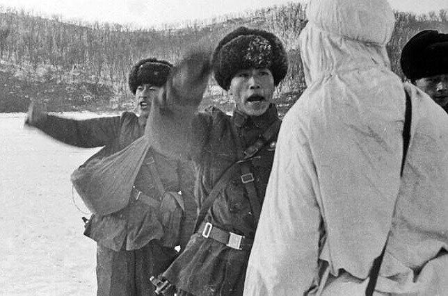 Видны под горой боевые знамена.                                                                                            С вершины разносится гром барабанов.
Кольцом нас враги окружили.
Мы стойко атаки отбили.© Мао Цзедун