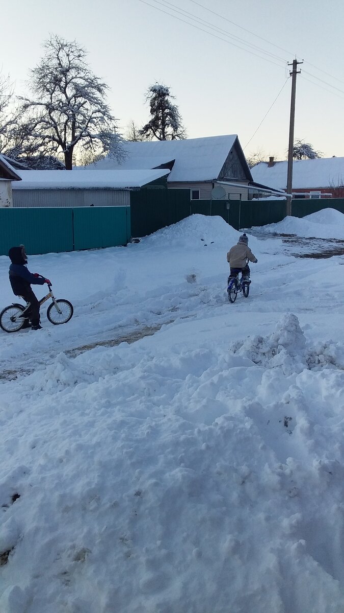 Когда научился ездить на велосипеде, но вдруг выпал снег... Фото автора.