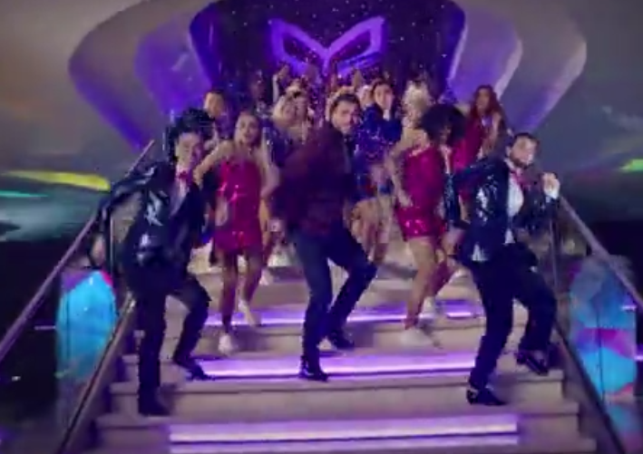 Темпераментные костюмированные танцы - первый признак, что сейчас будут врать...