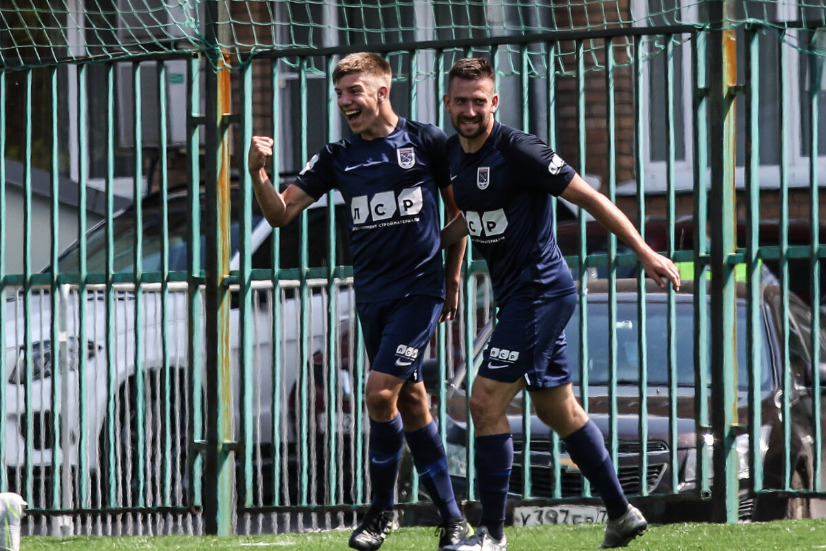 15.06.2021. Игорь Дмитриев (слева) празднует гол в ворота "Родины" (5:1 побеждает "Ленинградец")