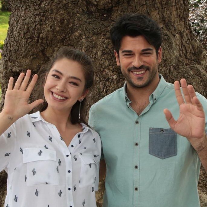 Неслихан Атагюль и Бурак Озчивит  на съемках "Черной любви"