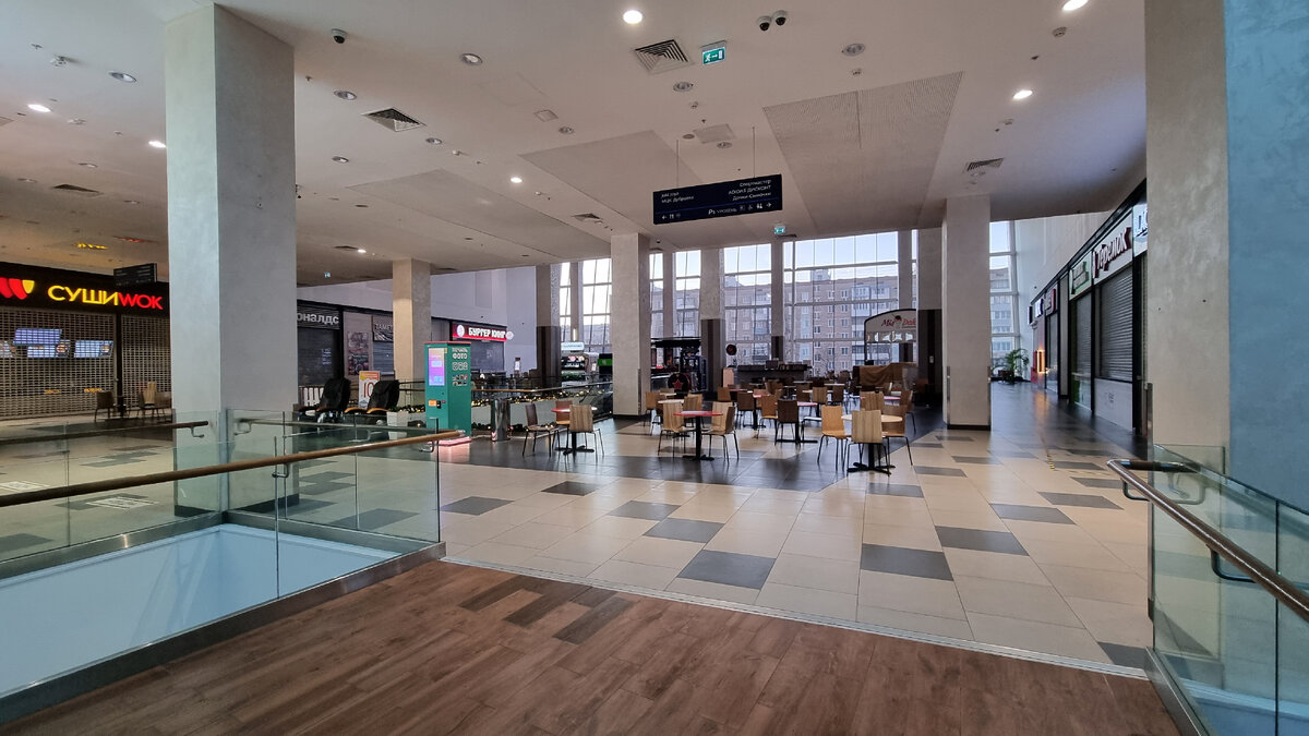 Отдыхайщий фудкорт от посетителей! Время 7:20