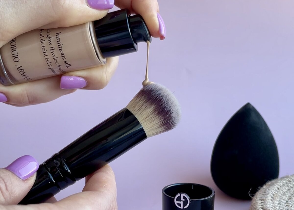 Нанесение кистью не расходует так много средства как спонж