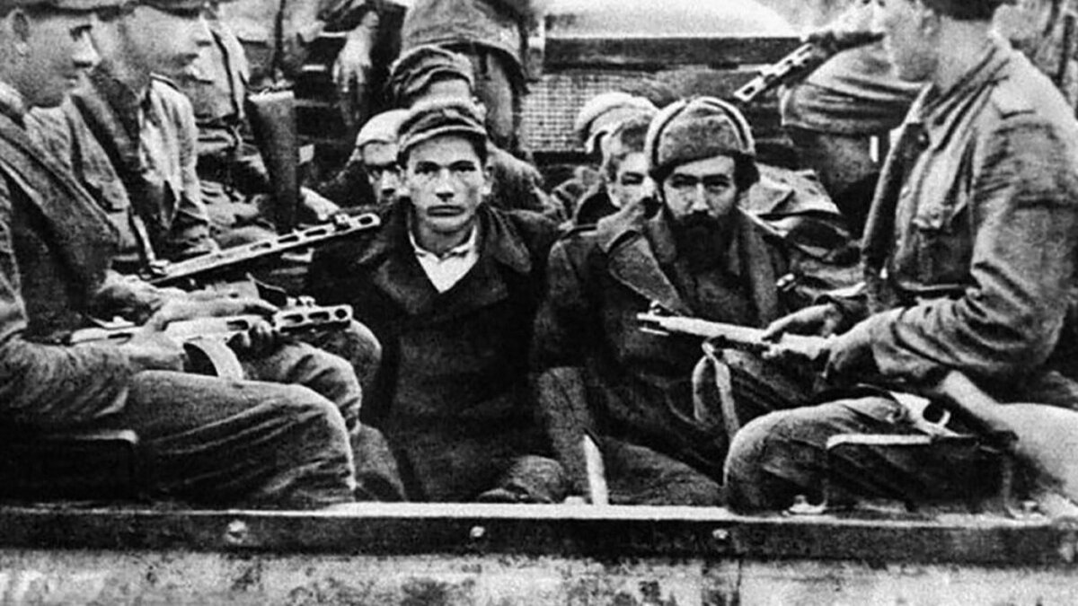 Советские солдаты транспортируют задержанных   членов ОУН-УПА .