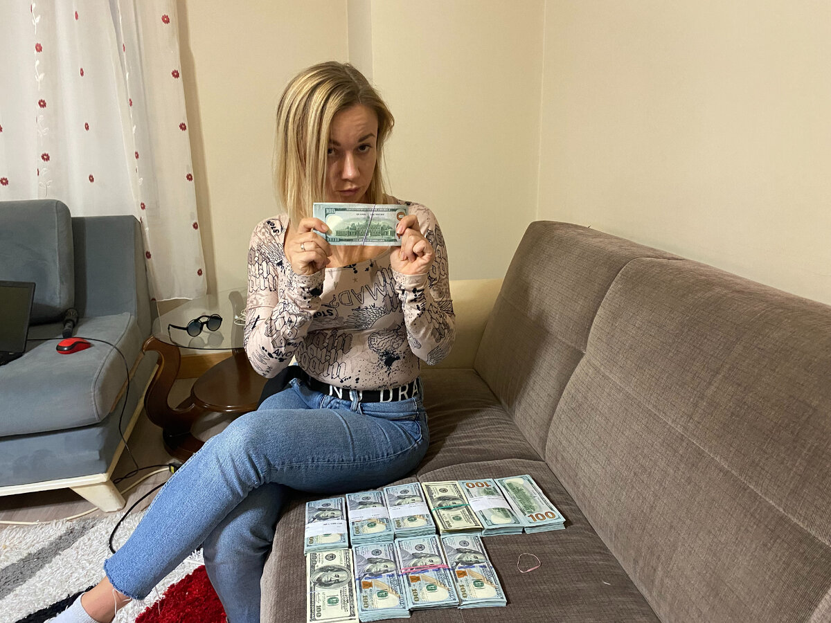 Просто чудом успели перевести рубли в доллары по нормальному курсу и зафиксировать их в недвижимости. Даже не представляют чтобы мы делали сейчас...