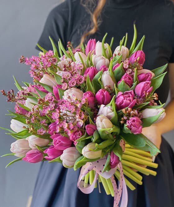 Букет из тюльпанов и веточек хамелациума