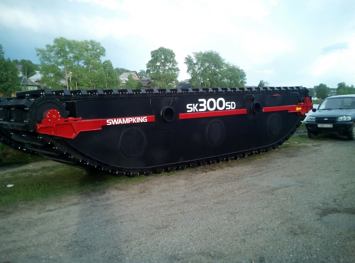 Для сравнения, рядом с одним понтоном стоит автомобиль Нива Шевроле (Картинка с grafft.ru)