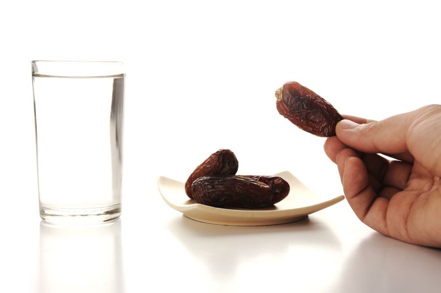 Финики с молоком. Финики и вода. Финики и вода. Рамадан ифтар финики. Финики рамадан.