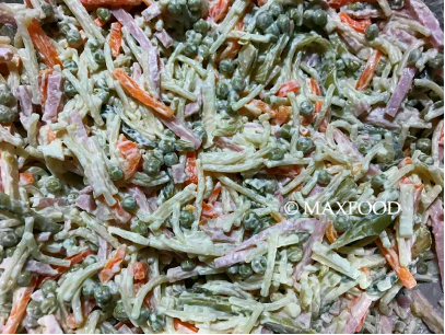 Рецепт итальянского салата с макаронами, горошком и миндальными хлопьями